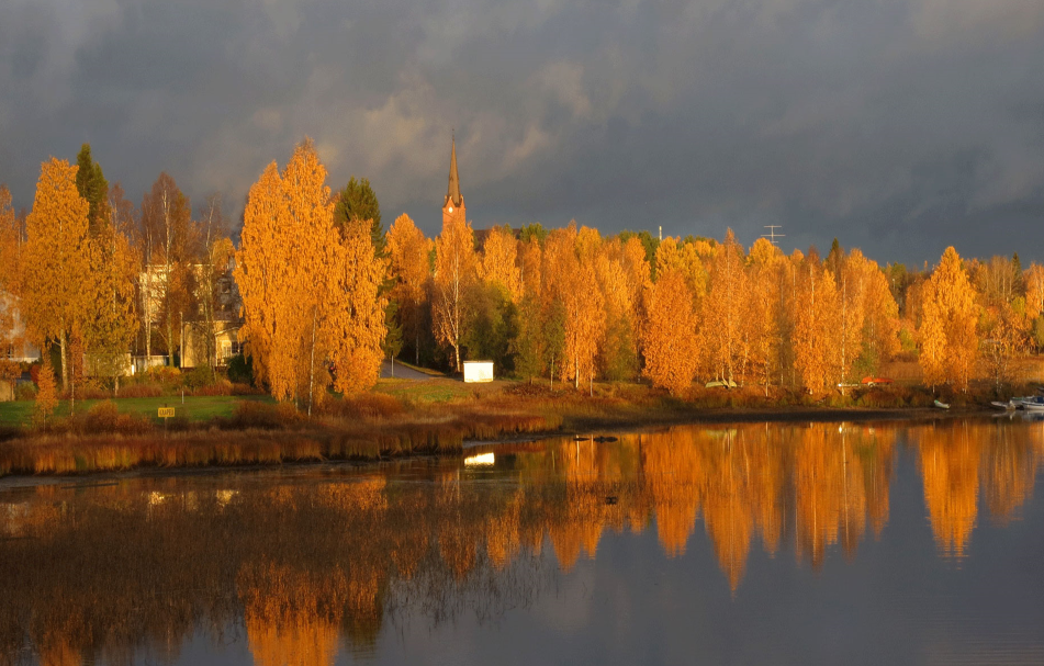 Kaupunkisiluetti Nurmeksesta, syksyn väreissä