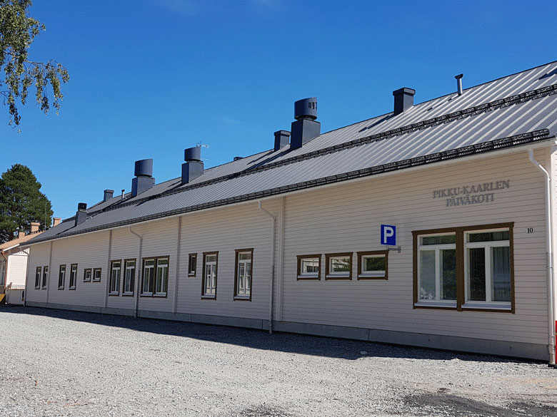 Pikku-Kaarlen päiväkoti, kadun puolelta otettu kuva puurakenteisesta päiväkodista.