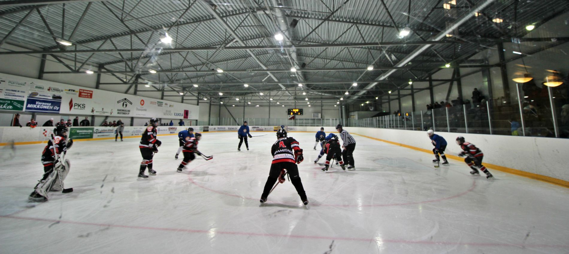 kuva jäähallilla jääkiekkoilijat