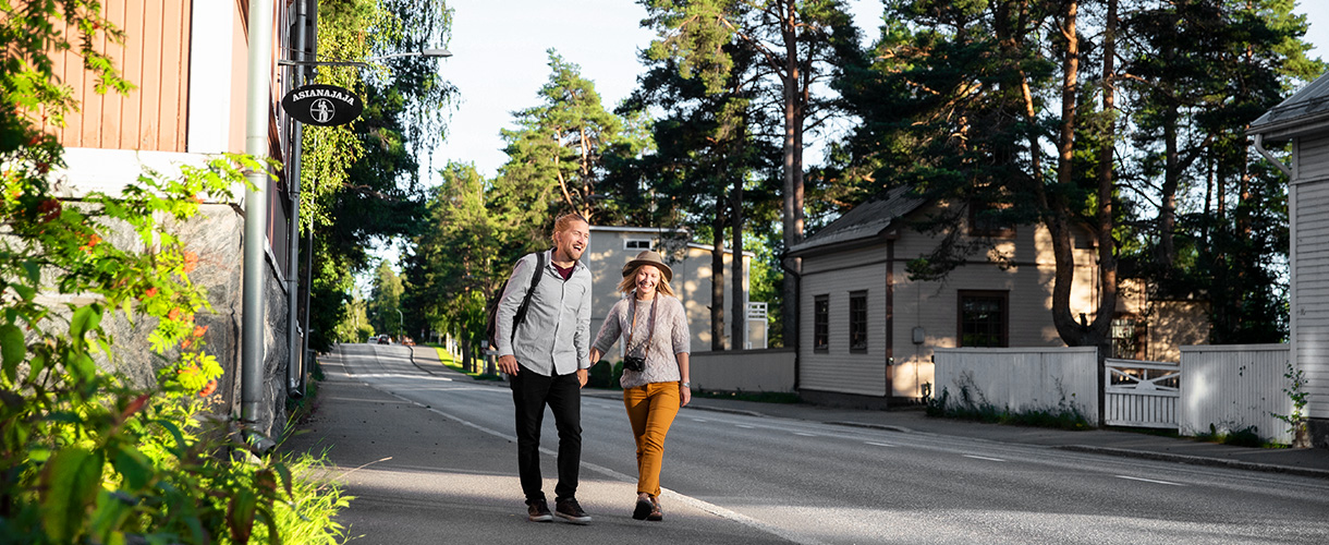 Kuvassa pariskunta kävelee käsikädessä hiljaisella Raatihuoneenkadulla