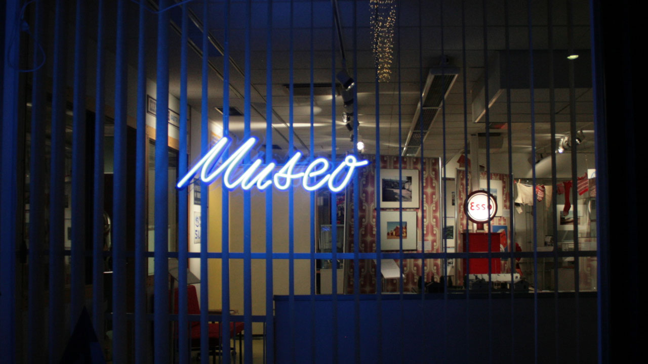 Museo neonvalo Kopin museon näyteikkunassa