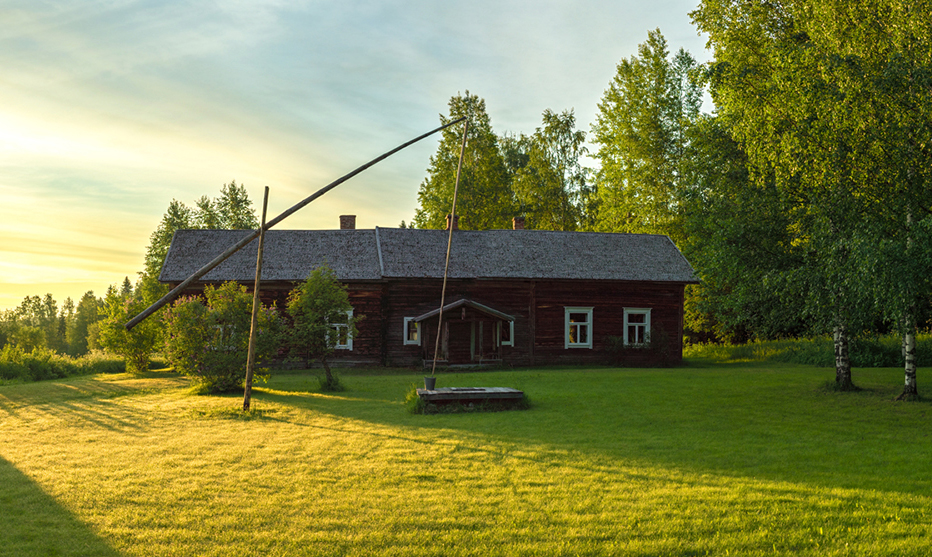 Kuvassa Rantolan talo.Punamullattu, pärekattoinen, pitkä hirsirakennus, jonka pihalla vinttikaivo.